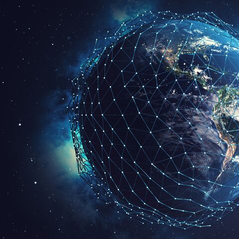 Eine digitale Darstellung der Erde im Weltall, umgeben von einem Netzwerk aus leuchtenden Linien und Punkten, die Konnektivität symbolisieren.