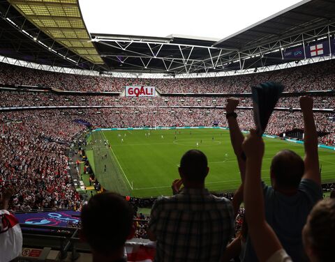 Des supporters en liesse dans le stade de Wembley plein à craquer après un but marqué lors d'un match de football de l'Euro féminin 2022 entre l'Angleterre et l'Allemagne.