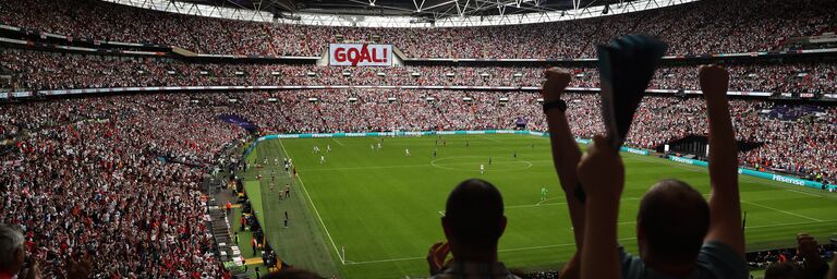 I tifosi esultano in uno stadio di Wembley gremito dopo aver segnato un gol durante la partita di calcio femminile Euro 2022 tra Inghilterra e Germania.