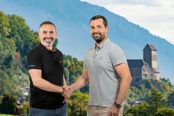 Ehemaliger und neuer Hauptagent geben sich die Hand