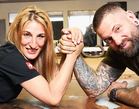 Foto di Stefanie e Roger Jungo, i coniugi titolari della Jungo Holzmanufaktur 