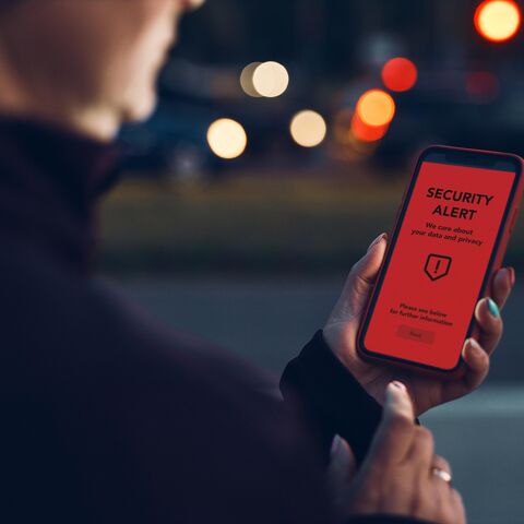 Une femme regarde son téléphone portable