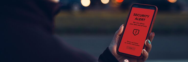 Eine Frau betrachtet auf ihr Mobiltelefon