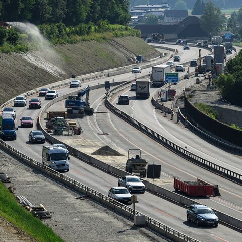 Eine Strasse mit vielen Autos, die fahren. 