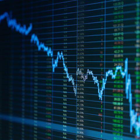 Ein Bild eines Computerbildschirms zeigt einen Finanzchart mit einer blauen Linie, die Kursverläufe darstellt, und Zahlen in verschiedenen Farben.