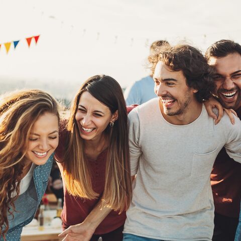 Eine Gruppe junger Menschen feiert ein Fest und alle sind glücklich.
