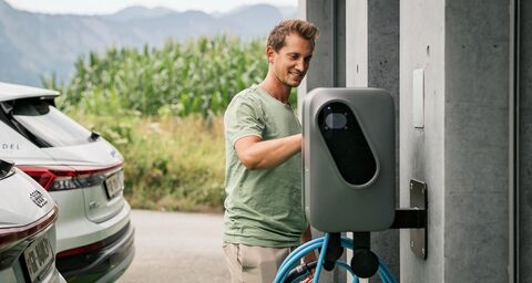 Andreas Zindel an einer Ladestation für Elektroautos
