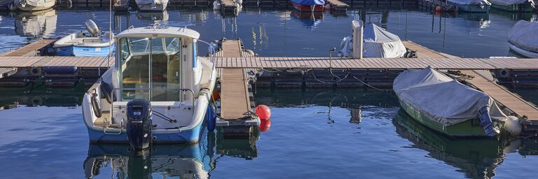 Motorboote an einem Hafen