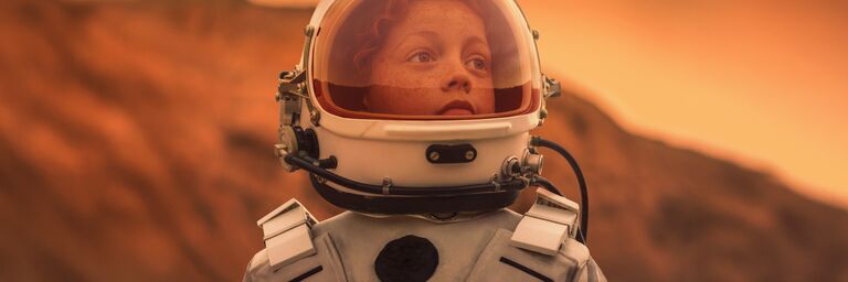 Ein junges Mädchen in einem Astronautenanzug. Sie blickt in die Zukunft.