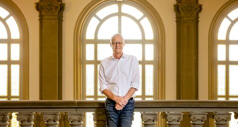 Eric Dubuis lehnt an einem Geländer uns posiert für das Foto.