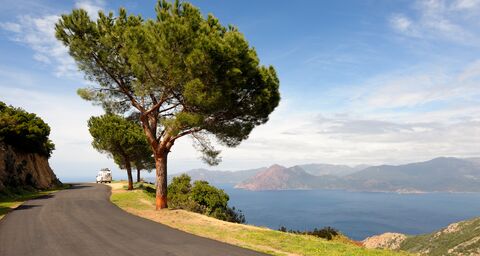 Strada costiera che sovrasta il Golfo di Porto, con una splendida vista sulla riserva naturale di Scandola. 