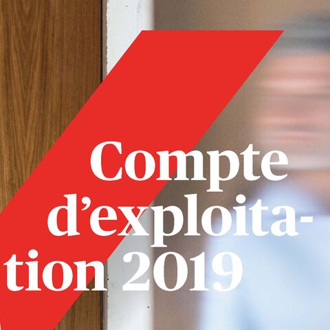 Un homme à la barbe et à la chemise bleue se penche contre un mur de bois et regarde au loin. Une bande rouge portant l’inscription «Compte d’exploitation 2019» superpose le tableau.