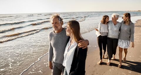 Eine Familie macht gemeinsam einen Spaziergang am Strand.