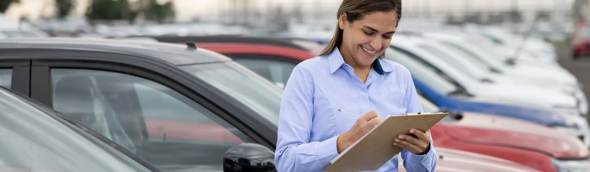 Eine Frau steht zwischen Autos.