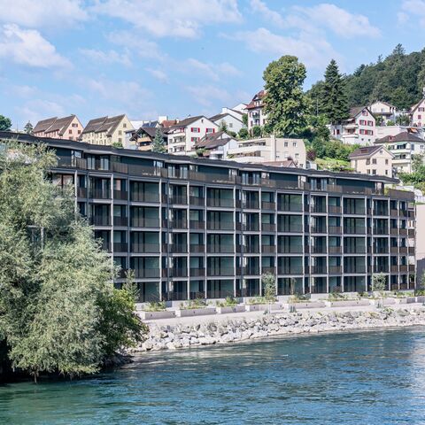 Un immeuble résidentiel situé au bord d'une rivière