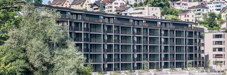 Un immeuble résidentiel situé au bord d'une rivière