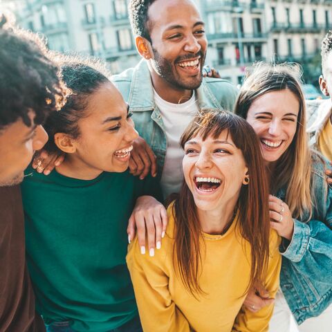Un groupe de jeunes gens souriants