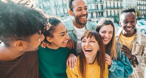 Un gruppo di giovani che ridono