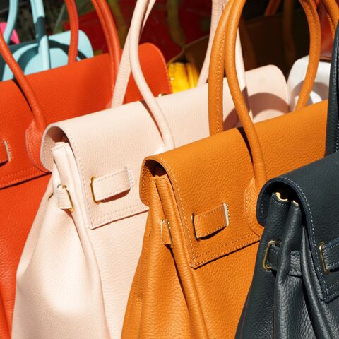 Lederhandtaschen in verschiedenen Farben liegen zum Kauf bereit