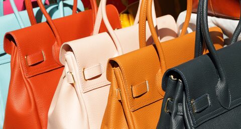 Borse in pelle di diversi colori disponibili per l’acquisto