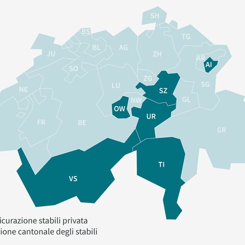 La mappa della Svizzera mostra i cantoni con assicurazione privata degli edifici in blu scuro e quelli con assicurazione statale degli edifici in blu chiaro.
