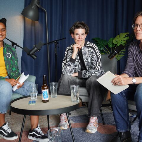 Sarah Akanji, Marianne Meier und Monika Hofmann sitzen an einem Tisch.