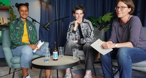 Sarah Akanji, Marianne Meier und Monika Hofmann sitzen an einem Tisch.