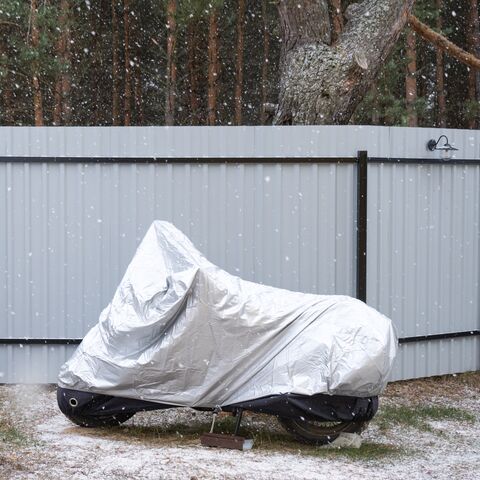 La motocicletta è coperta anche in inverno.
