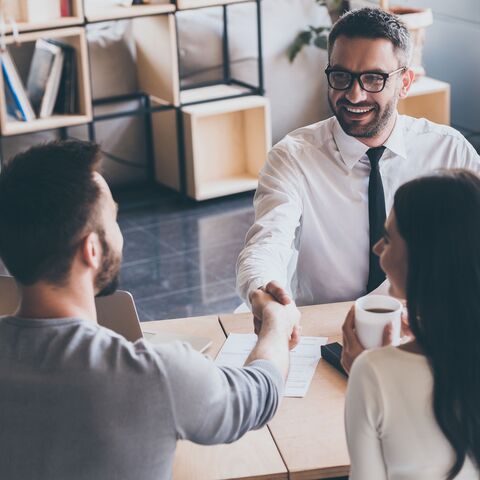 Trois personnes, deux hommes et une femme, lors d’un entretien-conseil.