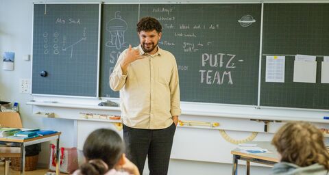 Handy aus! – Was Schulen wirklich verbieten dürfen