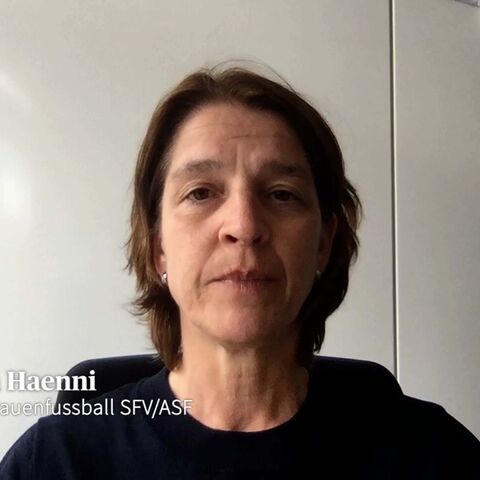 Das Bild zeigt Tatjana Haeni, Direktorin Frauenfussball SFV, in einem Interview zur Partnerschaft AXA/SFV.