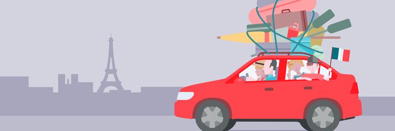 Ein rotes Auto, voll beladen mit Gepäck und einer französischen Flagge, fährt vor der Silhouette des Eiffelturms entlang.