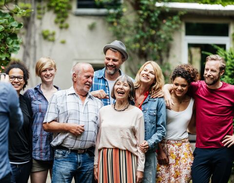 Personengruppe posiert für Familienfoto