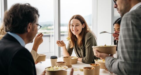 Les collaborateurs et collaboratrices prennent le repas de midi ensemble.
