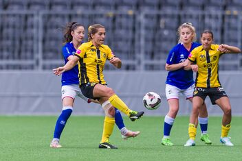 Vier Spielerinnen der AXA Women's League kämpfen um den Ball.