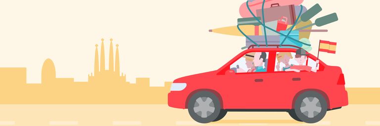 Illustration eines roten Autos mit Gepäck und einem Kajak auf dem Dach, das eine Familie vor einer Skyline, vermutlich Barcelona, zeigt.