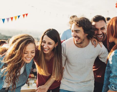Un groupe de jeunes fait la fête et tout le monde est heureux.