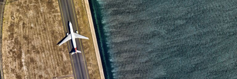 Aereo sulla pista di decollo dall’alto