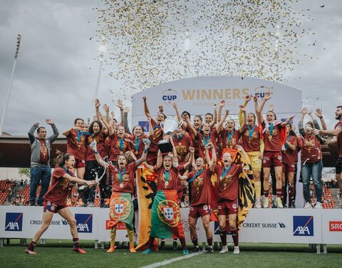 Eine weibliche Fussballmannschaft feiert ihren Cupsieg beim AXA Women's Cup.