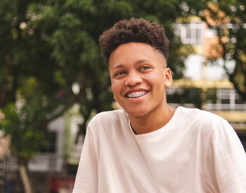 Un enfant souriant avec un appareil dentaire.