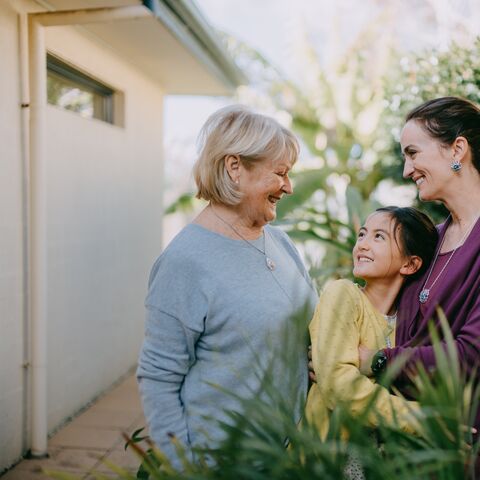 Photo représentant plusieurs générations avec la grand-mère, la fille et la petite-fille.